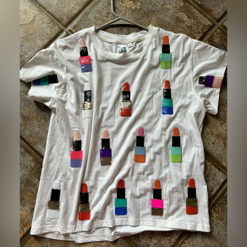 QOS Colorful Lipstick Pattern Shirt nwot small